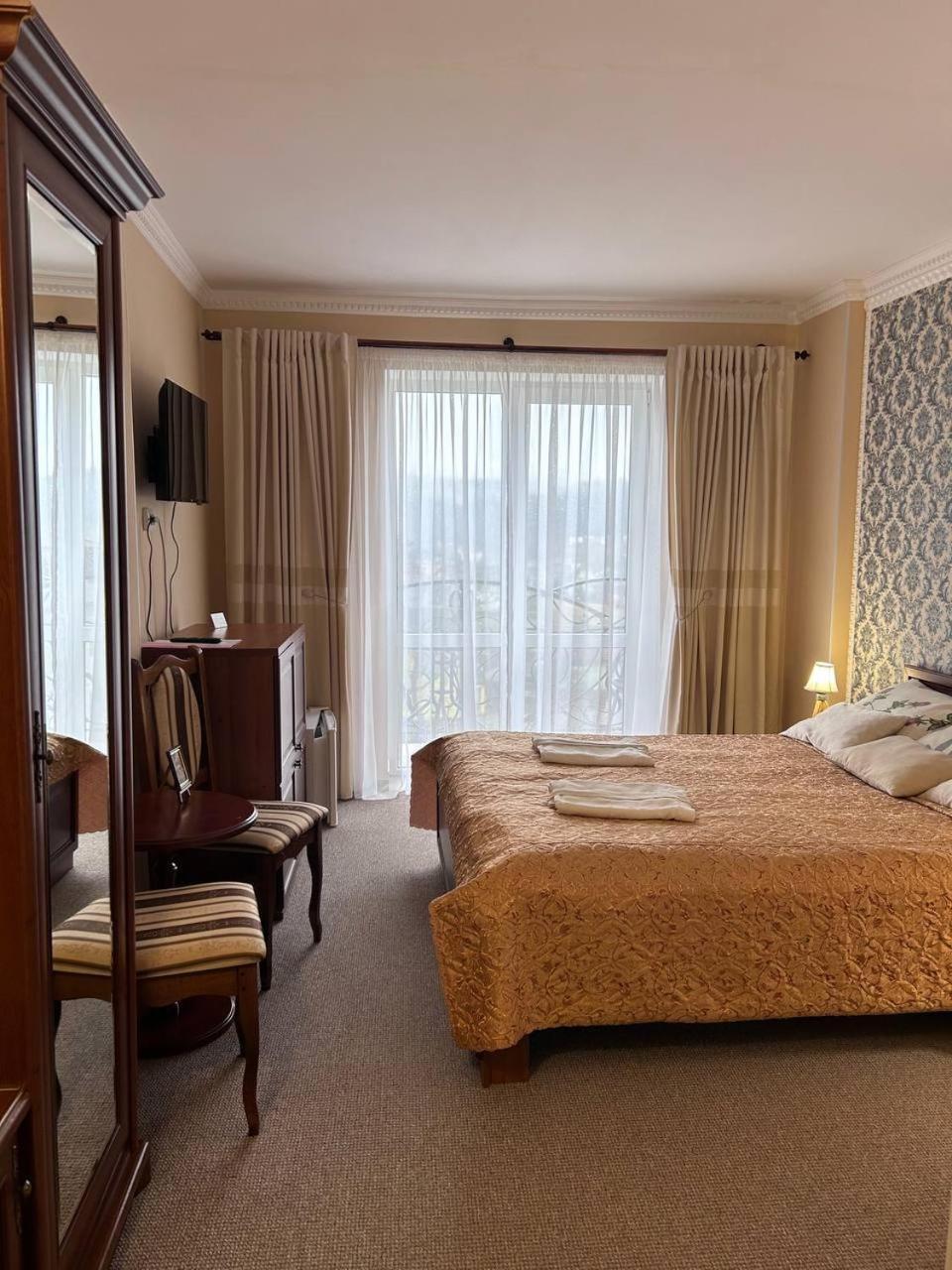 Hotel Three Korony Skhidnytsia Exterior photo